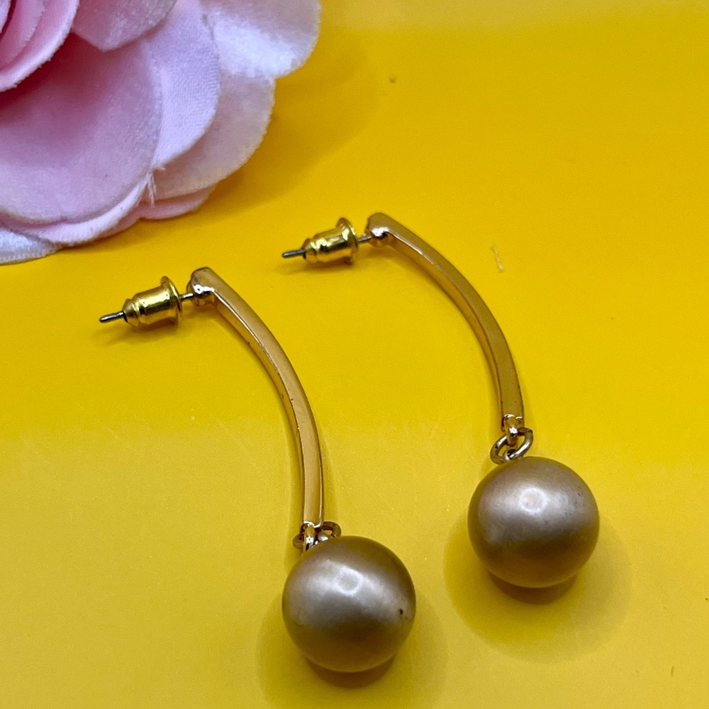 Vintage 😍Chic Gold Curve Earrings with Pearl Accents
